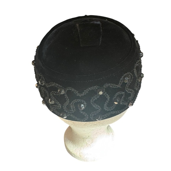 1960s Evelyn Varon‎ Beaded Velvet Pillbox Hat - Picture 2 of 6